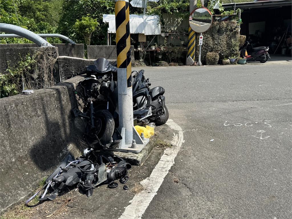 超車不慎？夜衝武嶺下山擦撞貨車、護欄　大一生噴飛墜橋重傷