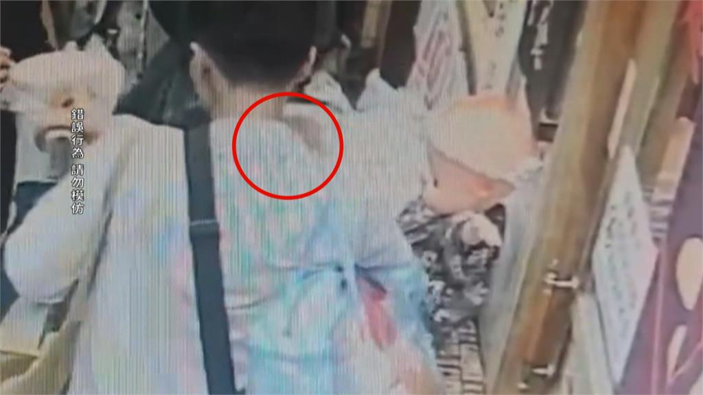 高雄雨傘雙女賊再度犯案! 用傘遮擋摸走麵店愛心箱