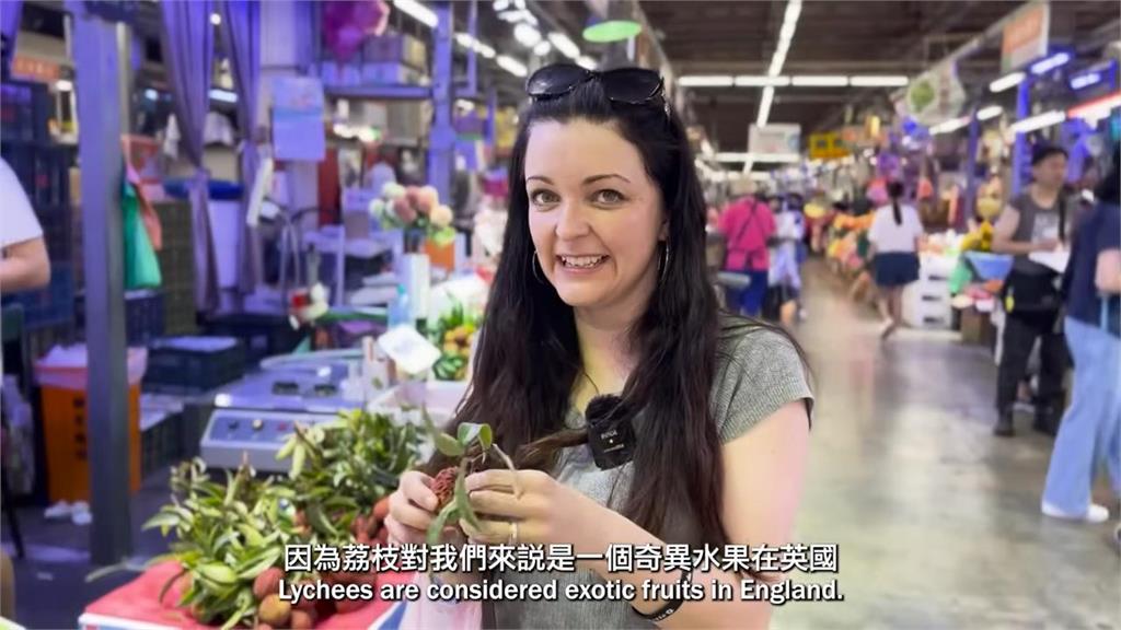 台灣人挑水果有撇步!英國妻親赴果菜市場學習 西瓜挑選法讓她大開眼界