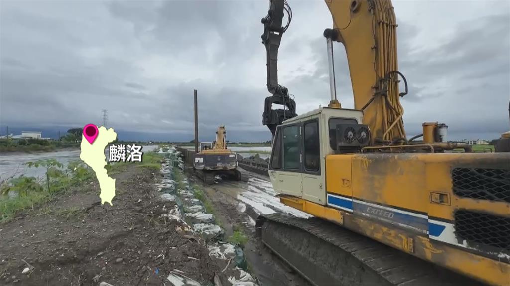 屏東大雨釀淹！　民眾涉水前進　拖板車路滑撞分隔島釀停電