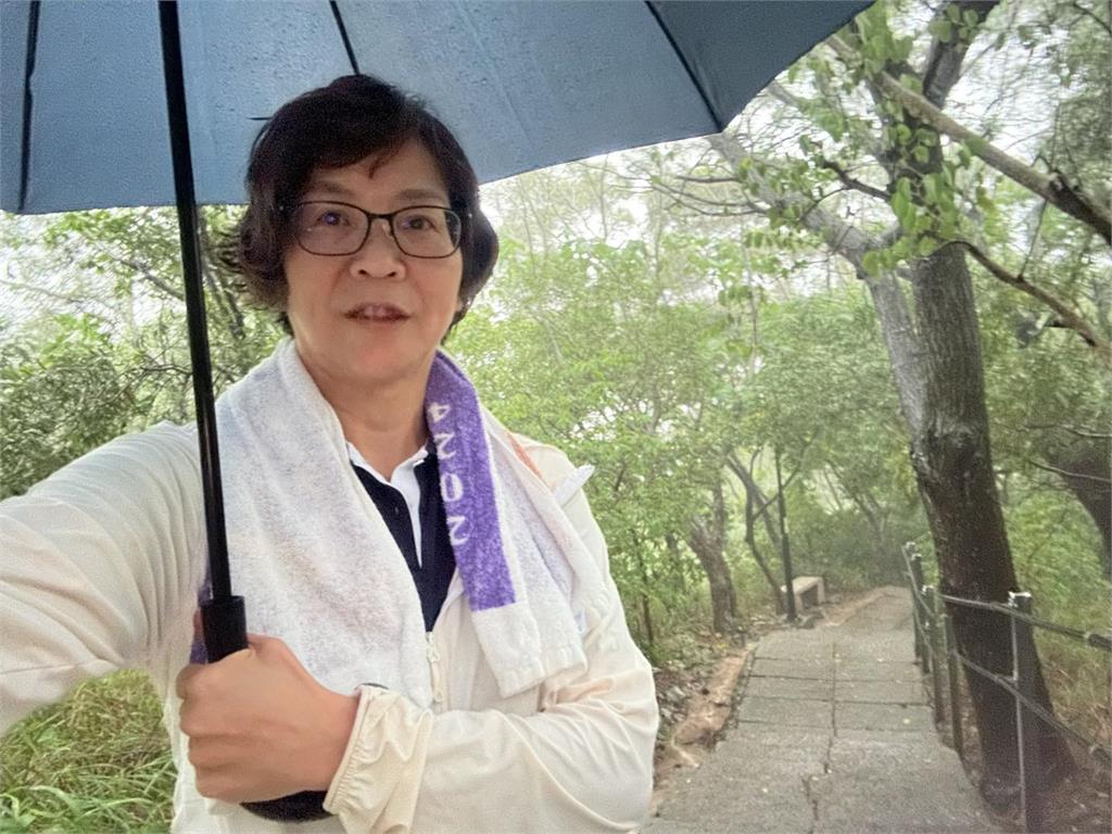 丹娜絲才剛走「赤腳大姐雨中爬山」竟是蔡壁如!網見1動作急警告:注意安全