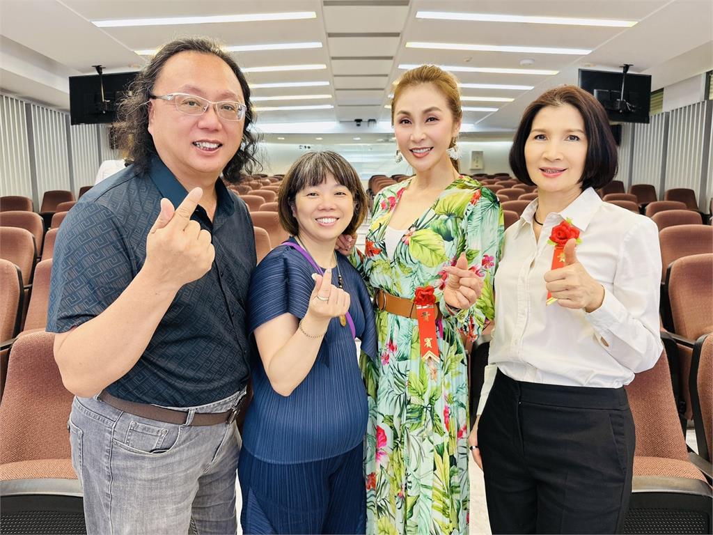 擔任靜宜化粧品科學系畢展評審 梁佑南勉勵「不要害怕嘗試」