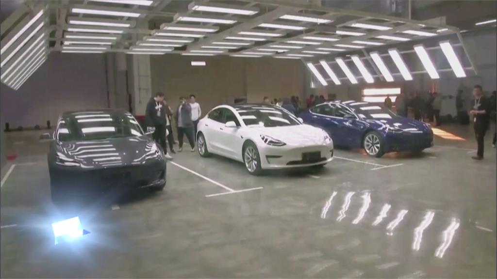 美國首間特斯拉餐廳！　露天電影院、充電站吸人潮