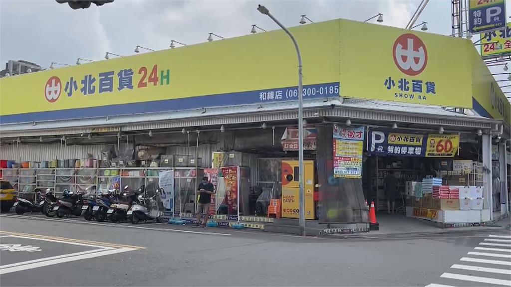小北百貨祭「全台最敷衍」耶誕佈置?70萬網笑瘋:還真的是耶誕「塑」ㄟ!