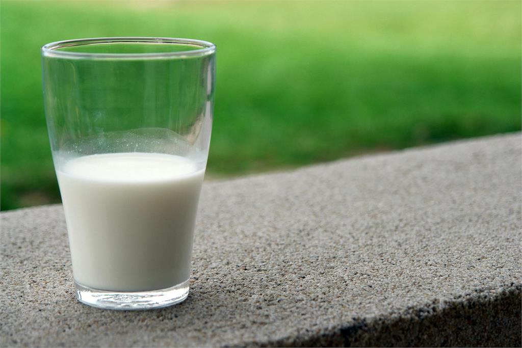 牛奶壞了竟成萬用寶物!環境部曝「4大奇招」從護膚到去汙樣樣來