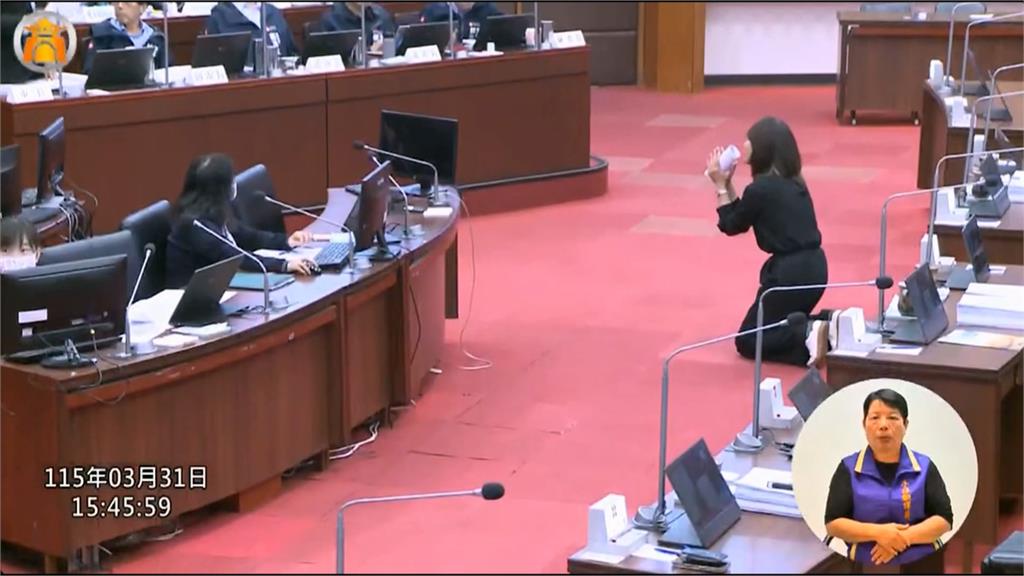 陳麗娜下跪抗議強拆澄清巷違建　陳其邁痛罵：非法關說