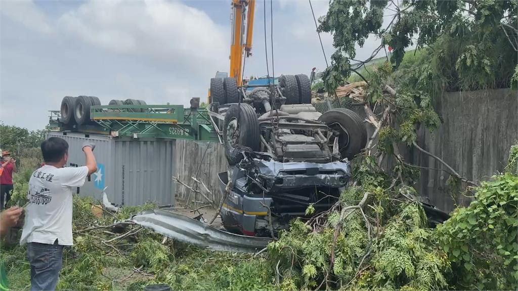 台南聯結車翻覆駕駛一度受困　嘉義貨車撞護欄影響交通