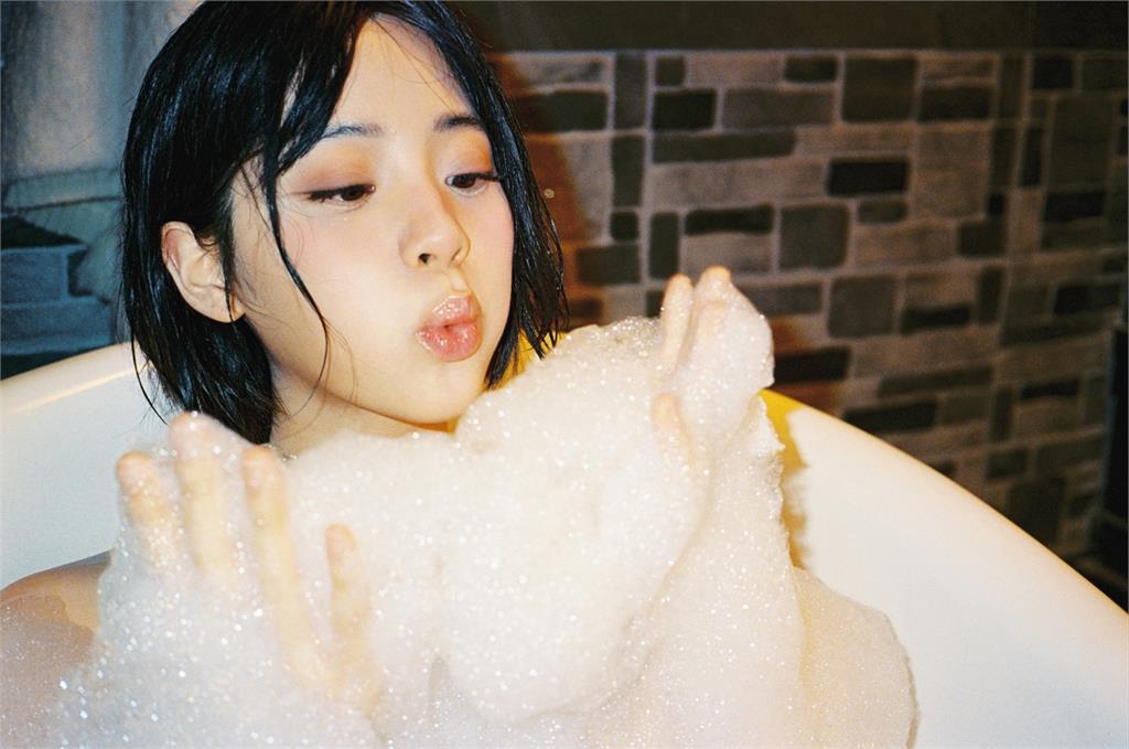 歐陽娜娜新作太犧牲?破尺度上空入浴「泡泡全失蹤」粉摀臉:這能看嗎?