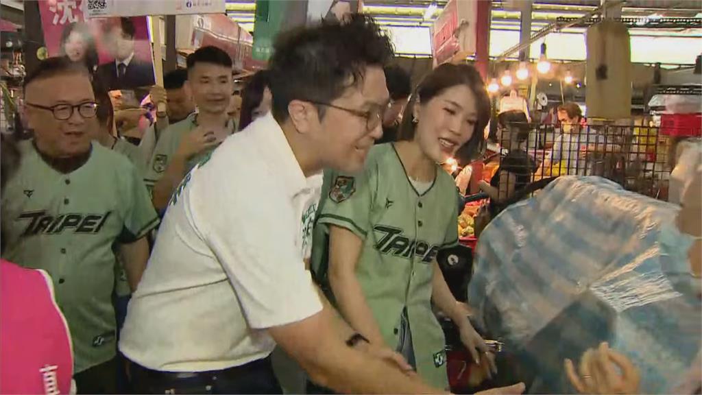 快新聞／這人氣太狂！沈伯洋萬華掃街「雙手被芋頭冰塞爆」　台南鐵粉特地北上