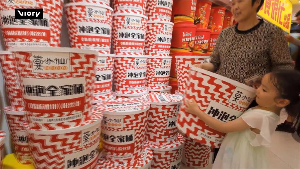 好大！中國賣場推「巨無霸零食」　吸引大批顧客打卡、搶購