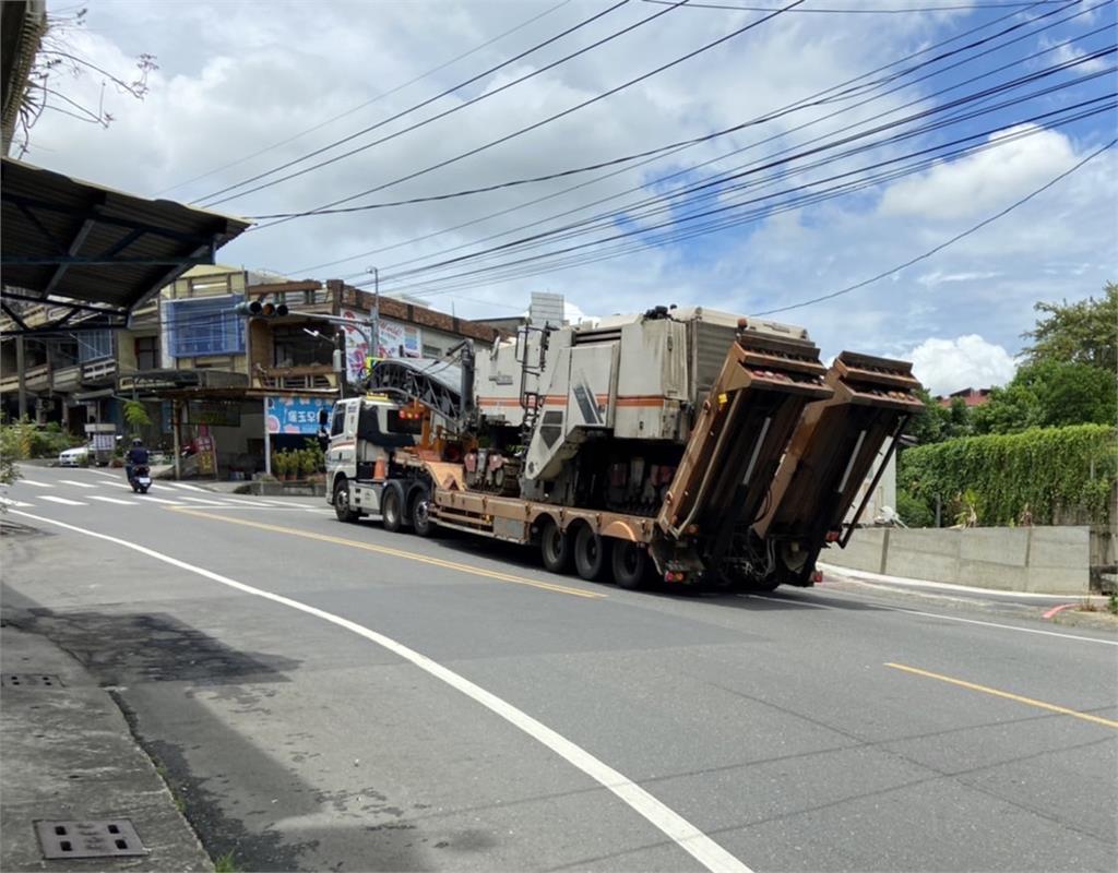 快新聞／內輪差惹禍！高雄仁武拖板車撞歪電線桿　大樹區下午停電搶修