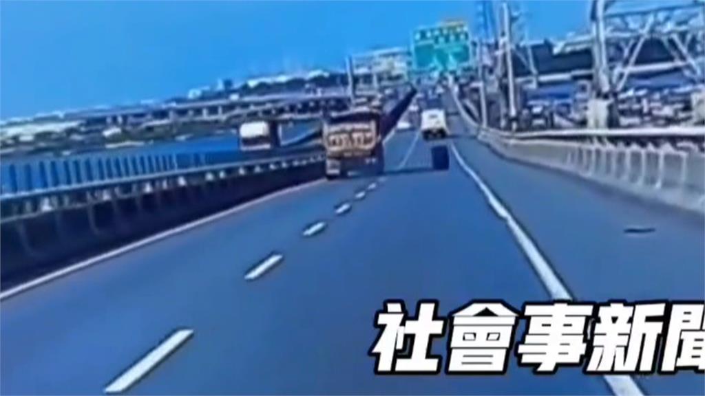 輪胎「投胎」？　砂石車疑輪軸斷裂　右前輪掉進海裡
