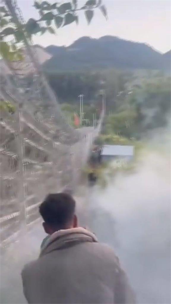 緬北砲火猛烈！難民逃中國邊境想過鐵絲網　遭放催淚彈阻止畫面曝