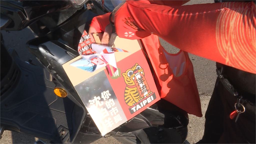 自製風車.手環　超狂洋流號跟車掃　支持者大秀創意　力挺沈伯洋