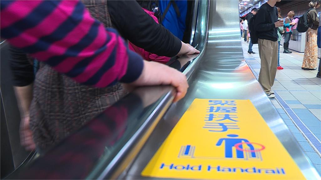 骨牌式連撞!婦人搭手扶梯「重心不穩往後摔」 波及後方七人撞一團