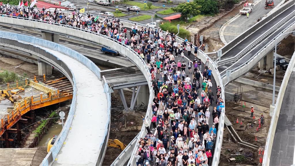 來瞧橋！上萬民眾淡江大橋健走　侯友宜率眾登橋