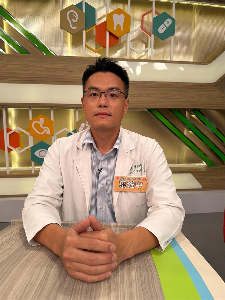 梁赫群外景奔跑鞋底整片脫落！工作人員撿起來問「還要嗎」超社死