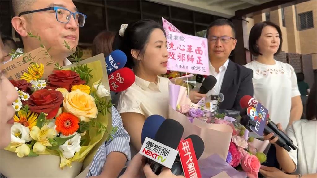 出招？國民黨、民眾黨地檢署送花　賀卡寫「這些字」狂酸北檢