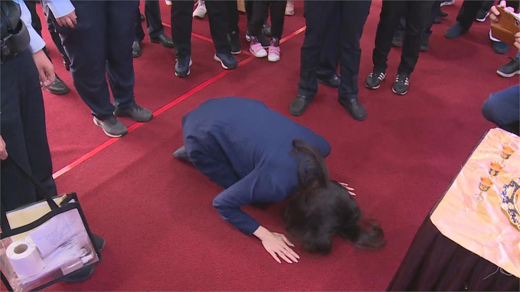 這次沒手銬腳鐐!戴寧奔喪送亡父喊「我會堅強」