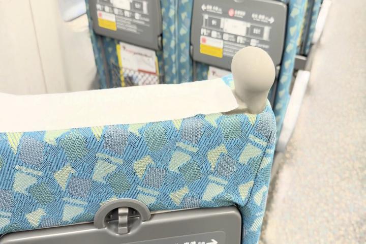 旅客高鐵座椅旋轉90度面對窗戶　網笑：高鐵好聲音？