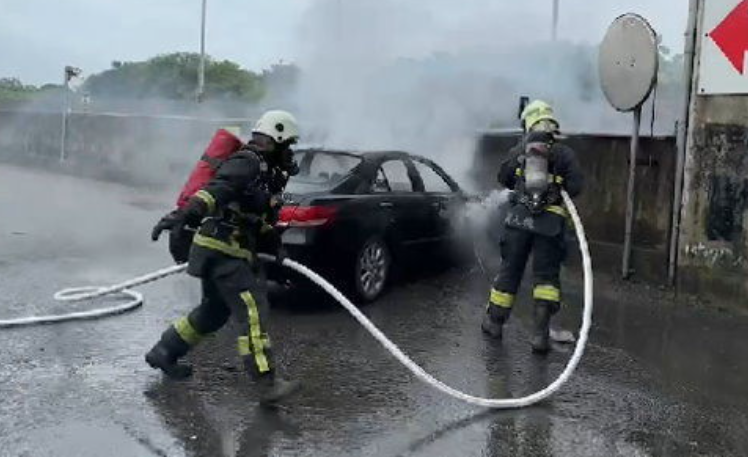 快新聞/苗栗新東大橋下驚見火燒車 車內1人焦燒黑身分待查