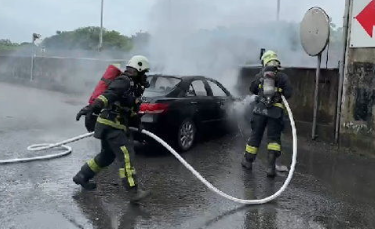 快新聞／苗栗新東大橋下驚見火燒車　車內1人焦燒黑身分待查