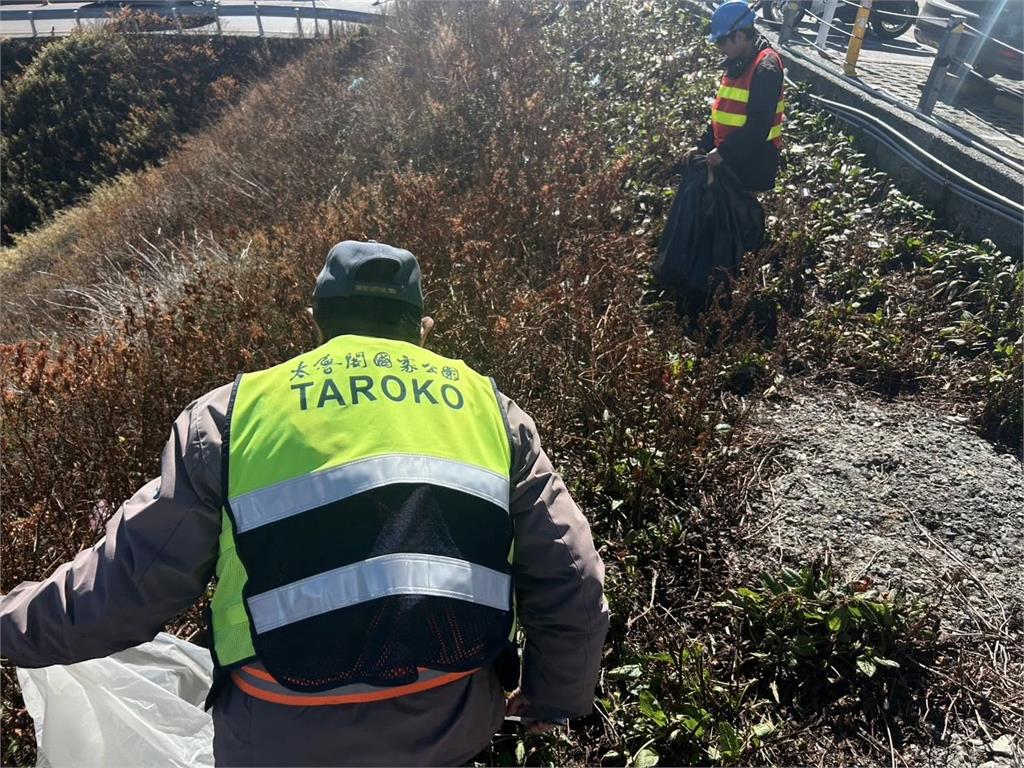 合歡山武嶺「一整片垃圾」國人素質遭質疑!太管處不忍了:丟1次罰6萬