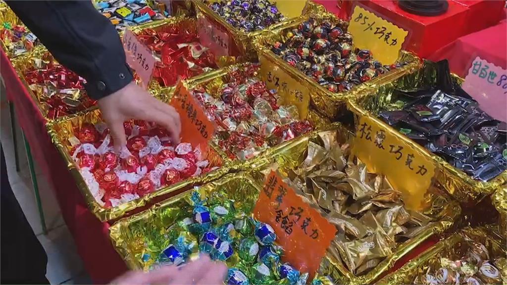 攤販賣秤重糖果竟藏「鐵片」　消保官獲報巡查