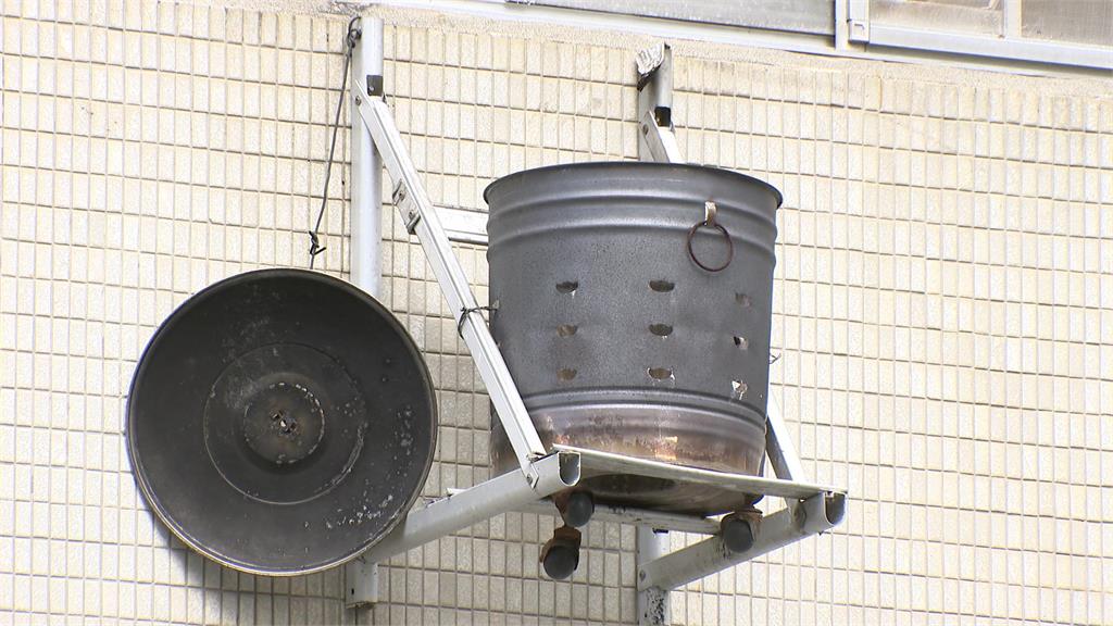 北市內湖驚見「金爐掛半空」燒金紙 附近民眾傻眼拍下