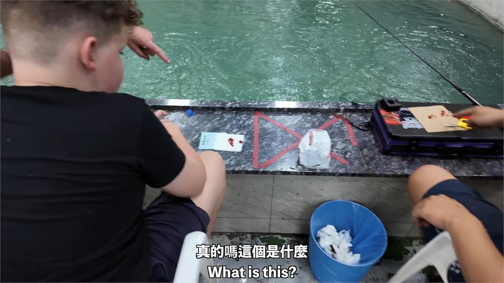 完全沒經驗!英少年首體驗釣蝦 「1隻都沒上鉤」網紅笑:幸好不在野外