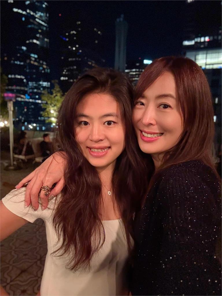 賈永婕長女赴美攻讀雙碩士！未來志向竟「沒利潤」淚喊：等妳回來接棒