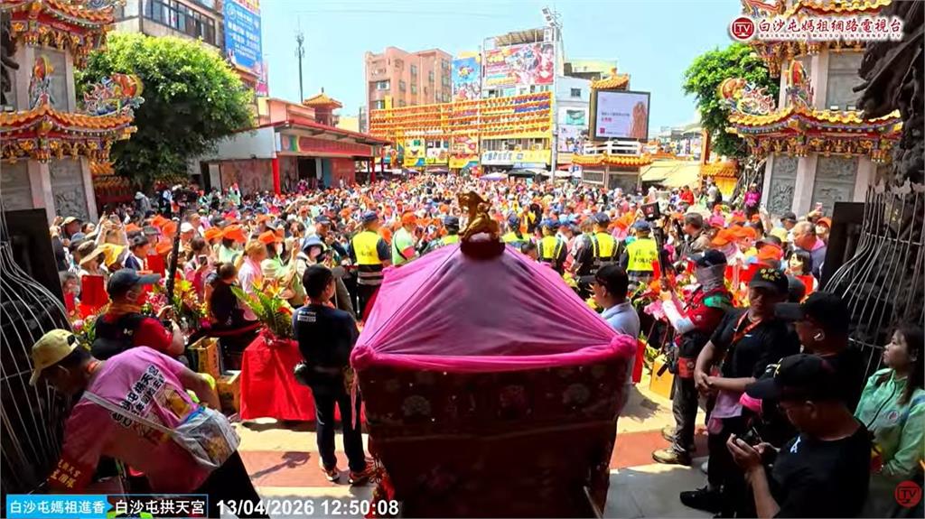 4姊妹見面太開心！白沙屯媽祖「甩尾」衝進鎮瀾宮　網笑：不愧是粉紅超跑