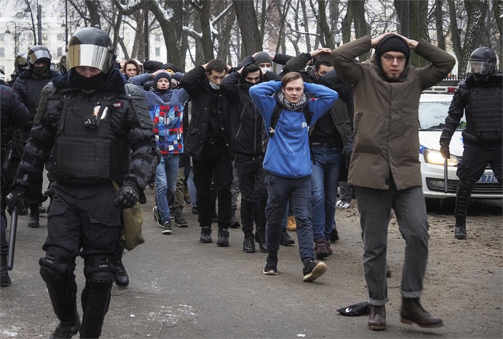 不要戰爭！俄國男朝克里姆林宮「怒砸汽油彈」反戰示威1.5萬人遭捕