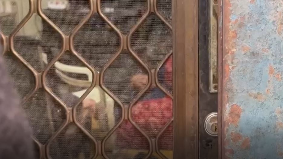 老翁自宅跌倒不起夫妻急喊救命！　「休假警」路過救援