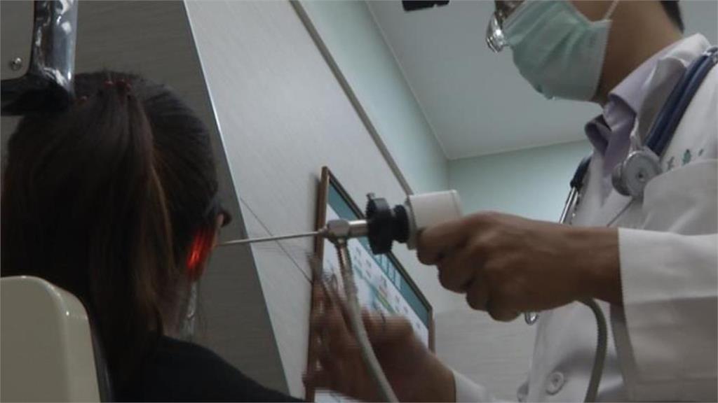 密集恐懼滲入！年輕女耳朵竟「長白香菇」畫面曝光　醫揭「1習慣」惹禍：長黴了