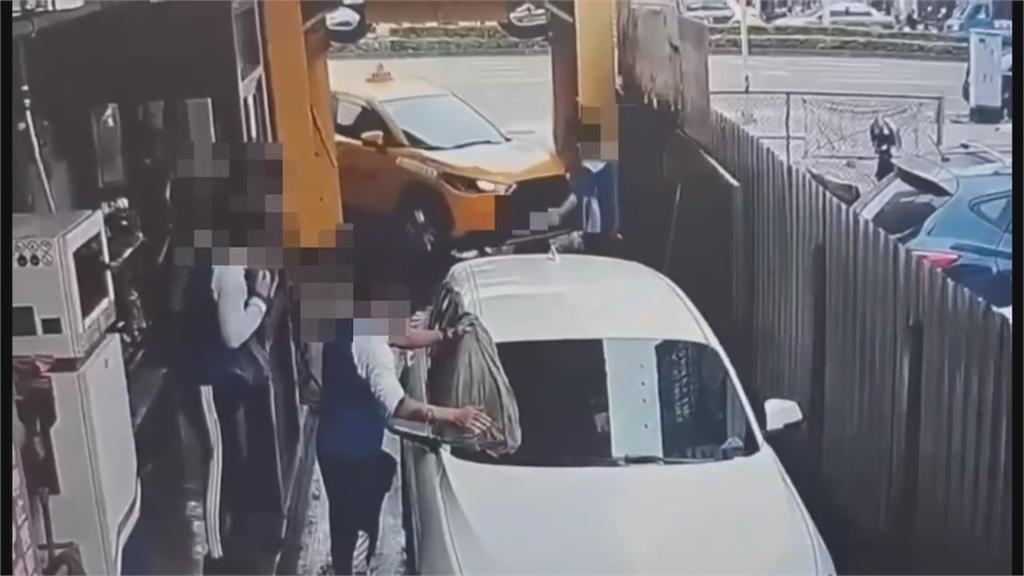 排隊洗車也會出車禍 計程車遭撞進洗車機