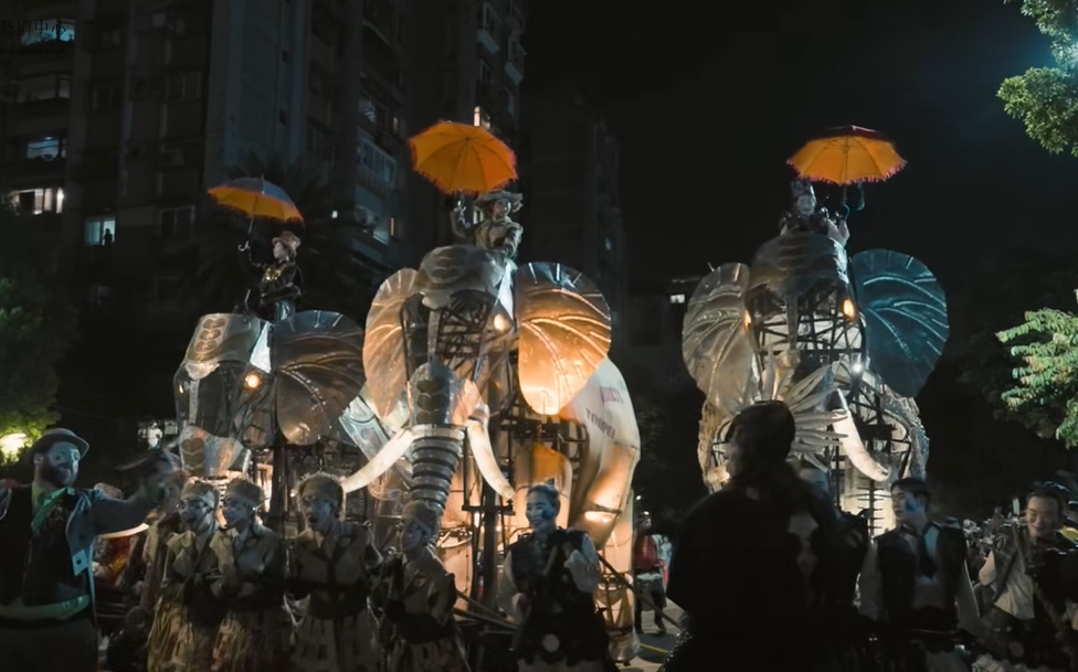 士林爆人潮！萬人搶看《大象來了》綿延逾2街區　民眾怨「動線癱瘓」傳意外