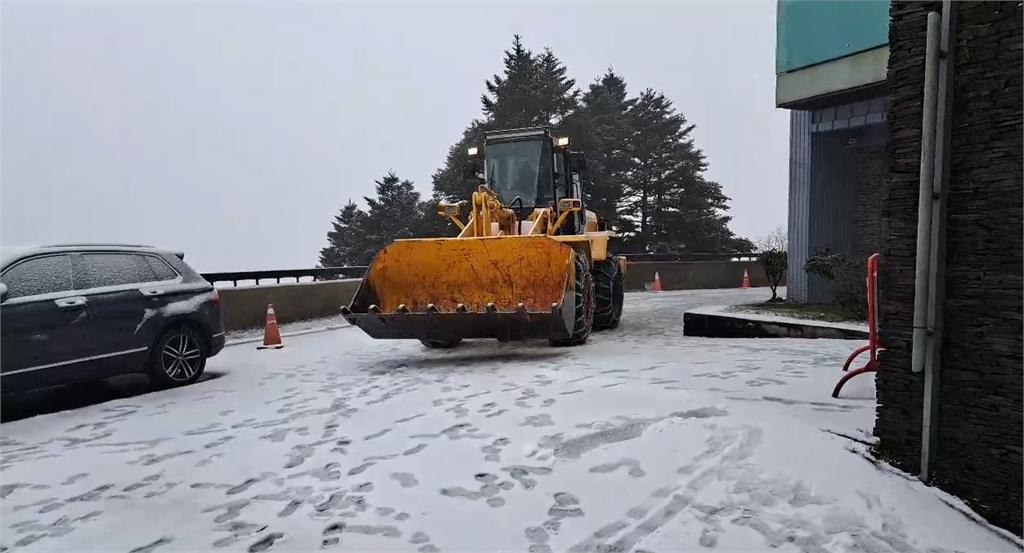 小年夜寒流報到! 合歡山深夜降雪追雪客超興奮