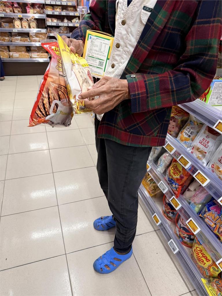 她跨年逛超市遇老人討錢「只買1物」!霸氣「幫付500多元」暖喊:被騙也甘願