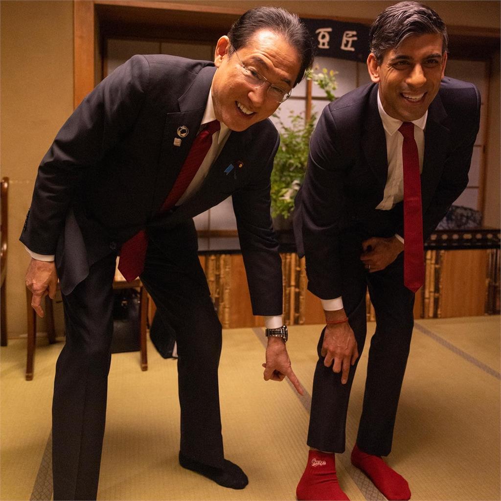 英日首相會晤蘇納克「出示小心機」！岸田文雄見「熟悉紅襪」展露笑顏