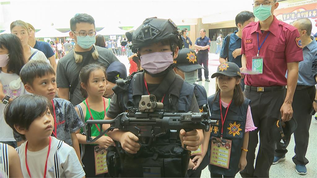 高雄小警消體驗營　120多位小小警消架勢十足