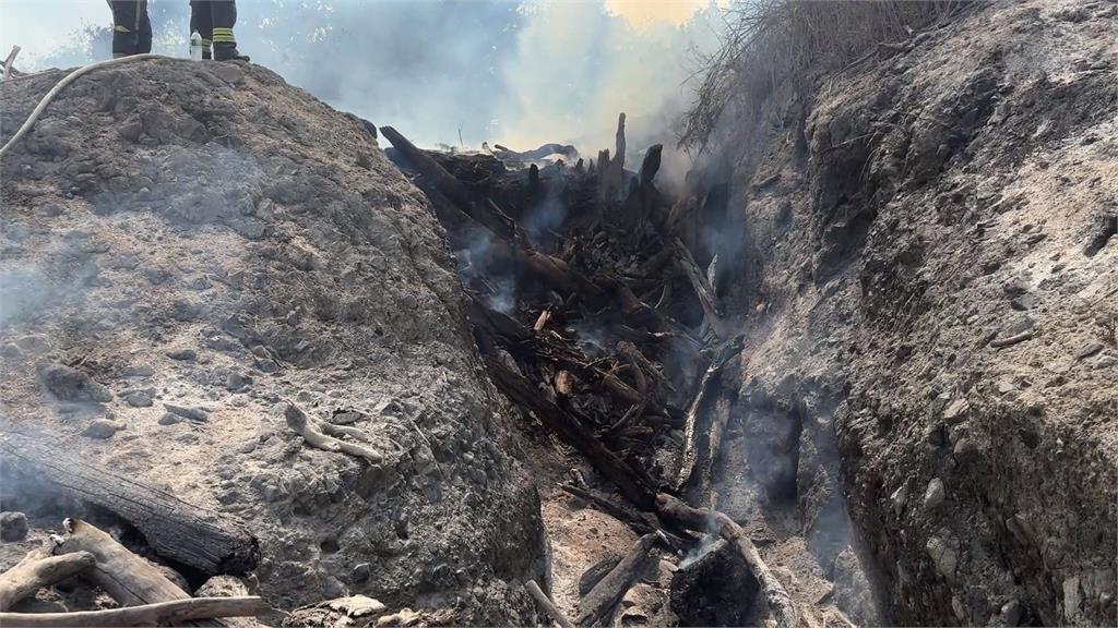 秀姑巒溪口堆積漂流木悶燒　居民：盼政府介入清理