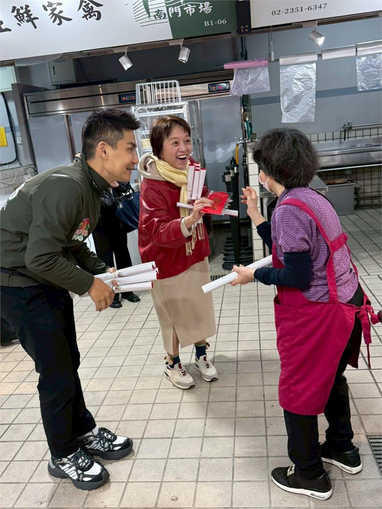 談民主監督不只在立院　張銘祐攜邱明玉走進南門市場