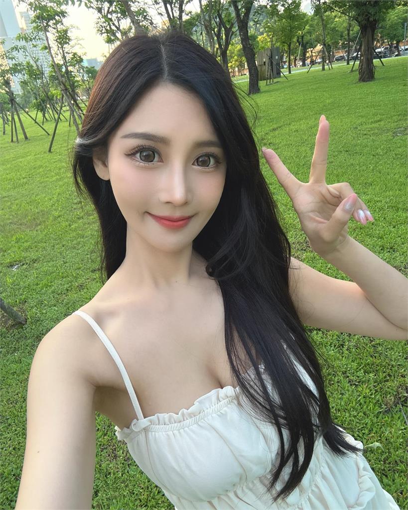 9頭身網紅「遭爆電暈藍議員」泡湯片流出！臉蛋猛進化「今昔對比」掀議