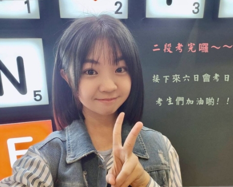 《俗女》小嘉玲「嬰兒肥消失」判若兩人!絕頂短髮「轉大人」掀網暴動