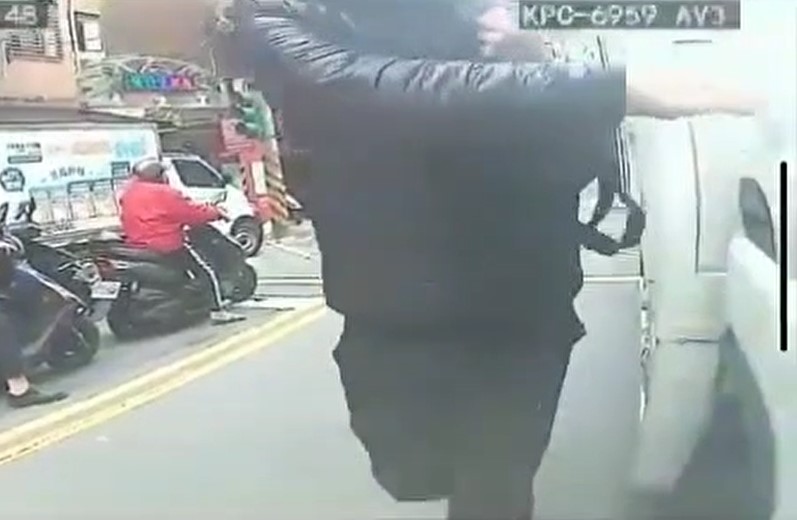 基隆貨車駕駛下貨時遭竊! 嫌犯高調進車內偷手機現金