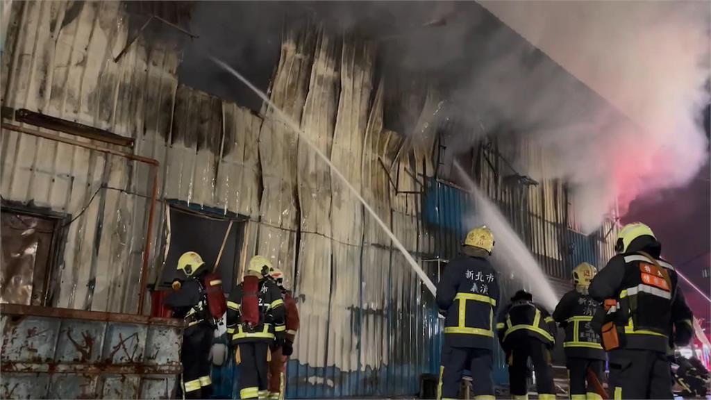 新北五股鐵皮五金加工廠起火　燃燒面積估約120坪無人員傷亡