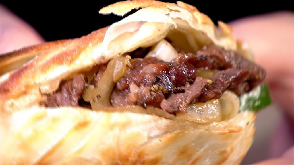 創意千層絲肉夾饃 包入泰式打拋肉、台式黑椒牛