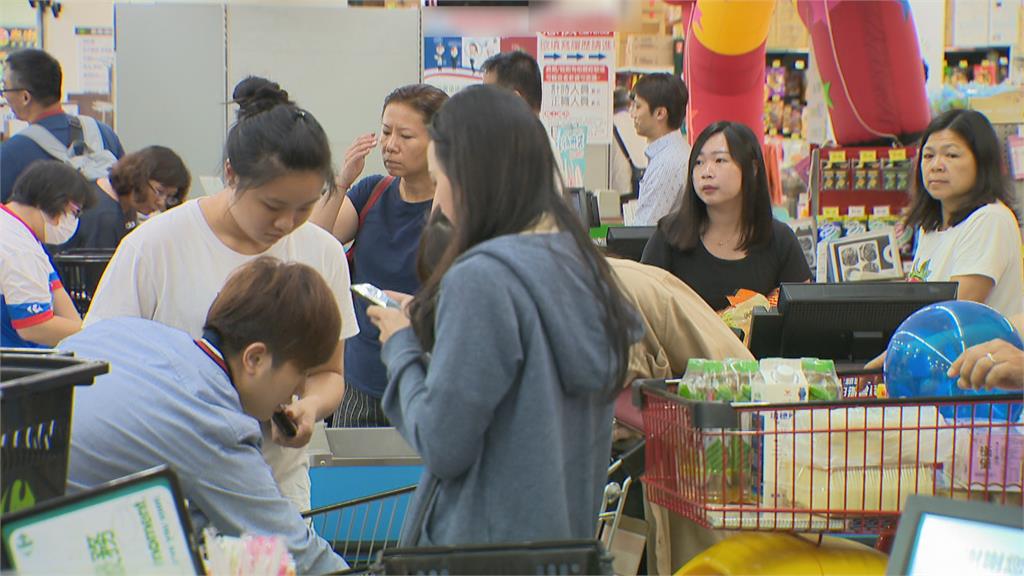 量販店規劃美食街當場地　替200員工施打疫苗