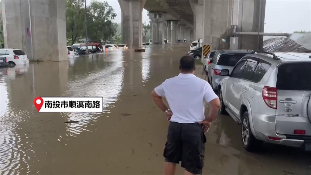 南投貓羅溪暴漲! 民眾車內睡到一半「水淹進車」